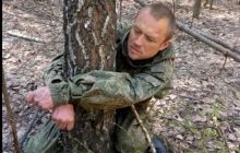 Схопили і прив'язали до дерева: в РФ полювали на "українського диверсанта" (фото)