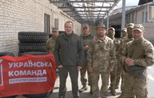 "Українська команда" передала двом бригадам гуму для військових машин: "Десятки автівок повернуться у стрій"