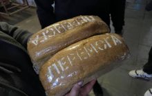 На разрушенном РФ хлебзаводе в Николаеве испекли "победные" буханки (фото)