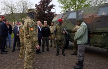 Зеленский в Германии встретился с украинскими военными и вручил награды (видео)