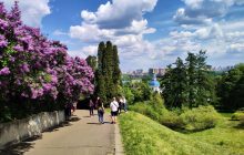 Багато сонця, але без великого тепла: яким буде останній весняний понеділок у Києві