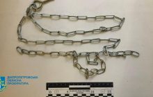 У Нікополі вітчим "виховував" 5-річного пасинка, прикувавши ланцюгом до стіни (фото)