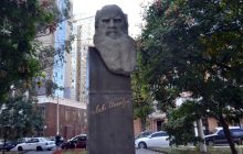 В Одессе снесут памятник Льву Толстому