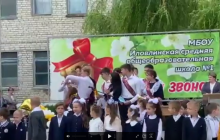 У Росії учень намагався перерізати горло однокласниці на шкільній лінійці (відео)