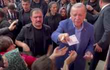 Выборы в Турции: Эрдоган снова раздавал подарки и деньги (видео)