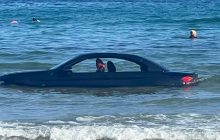 В Англії горе-водій припаркувався на пляжі і насмішив мережу: BMW змило в море (відео)