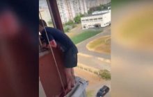 У Києві чоловік вистрибнув з 10 поверху, але повис на антенних дротах (відео)