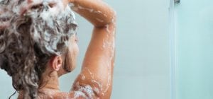 Каждый день или раз в неделю: врачи рассказали, как часто мыть голову