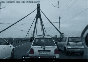 У Києві з Північного мосту викинули величезну металеву конструкцію: відео