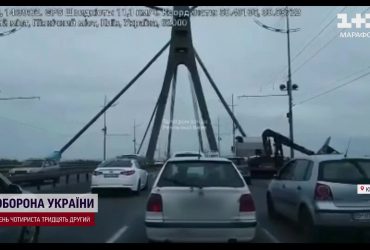 Літаючий МАФ: на очах у киян металевий кіоск впав з вантажівки у Дніпро