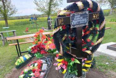 Розкидав вінки та розірвав фото: на Одещині неадекват поглумився над могилою бійця (фото)