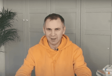 Авраменко розповів, який колір українською називається кармазиновий та кубовий (відео)