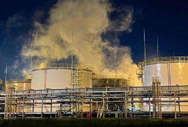 Низку областей Росії вранці атакували безпілотники: горить ще одна нафтобаза (фото, відео)