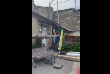 В Одесі чоловік демонстративно зірвав прапор України: причина вбила (відео)