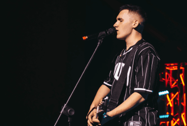 Путін - х*йло: маленька українка запалила публіку на концерті YAKTAK (відео)