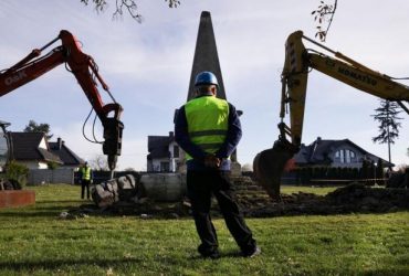 В Польше демонтировали памятник, который был посвящен Красной Армии (фото)