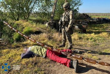 СБУ затримала двох поплічників РФ, які допомагали ворогу на Херсонщині (фото, відео)