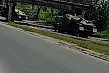 Стало известно, куда россияне перебросили много гусеничной техники (видео)