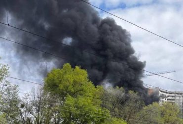 Высокий столб черного дыма: в Киеве возник серьезный пожар (фото, видео)
