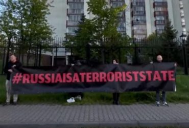 Варшава поздравила дипломатов РФ звуками сирен и бомбежек (видео)