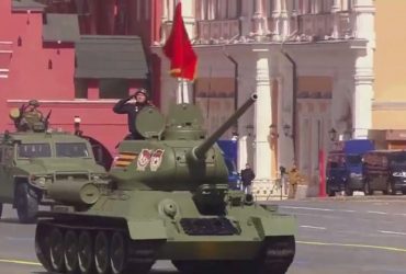 Трухлява велич: на парад в Москву пригнали тільки один танк і той з музею (відео)