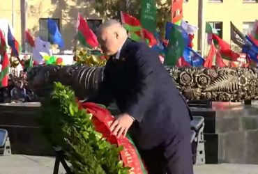 Ледве пересувався: хворий Лукашенко після параду 9 травня швидко повернувся додому (відео)