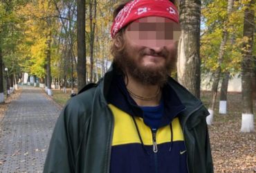 Скандал на 9 травня: чоловік у жовто-синьому одязі виявився любителем борщу