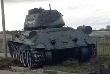 У Криму музейний Т-34 росіян після 9 травня знайшов собі пригоду (фото, відео)