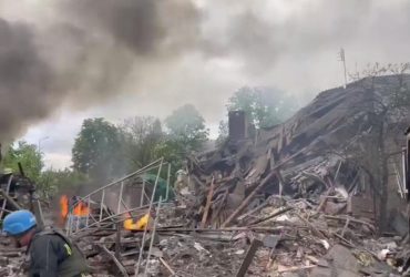 Окупанти обстріляли Слов'янськ ракетами С-300: місто палає, є значні руйнування (відео)