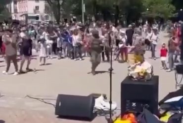 В Бердянске оккупанты устроили победобесные танцы (видео)