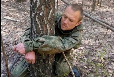 Схопили і прив'язали до дерева: в РФ полювали на українського диверсанта (фото)