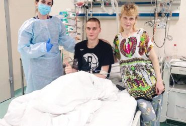 Из больницы выписали парня, которому впервые в Украине пересадили костный мозг от неродственного донора