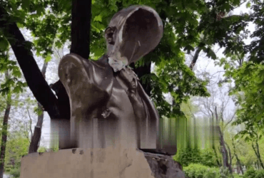 В оккупированном Мариуполе уничтожили монумент Ленина, установленный россиянами (видео)