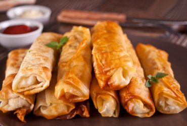 10 минут - и все сыты: сосиска в тесте на скорую руку