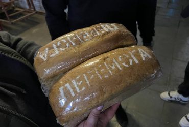 На зруйнованому РФ хлібзаводі в Миколаєві спекли переможні буханки (фото)