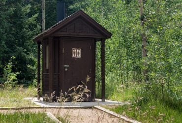 Дачний туалет без запаху і відкачування: дідівський метод позбавлення від запаху
