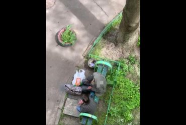 В Одесі на вулиці чоловік слухав гімн СРСР й отримав по заслугах (відео)