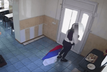 У Мелітополі дівчині за наругу над російським прапором загрожує до року в’язниці (відео)