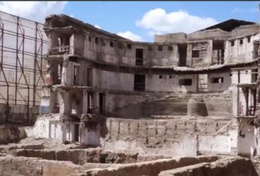 Окупанти поставили хрест на Драмтеатрі Маріуполя: відновлення руїни припинено (відео)