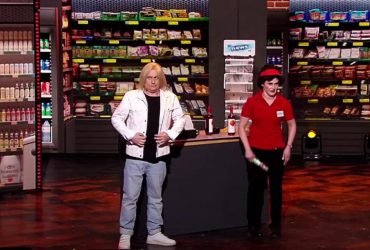 Винника відгамселили ковбасою: Квартал показав зустріч співака з фанатками