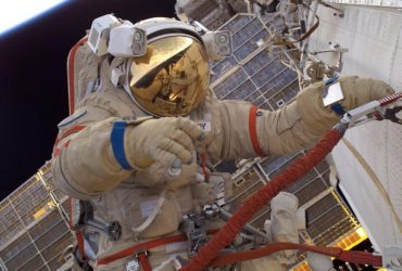 Російські космонавти залишилися без скафандрів