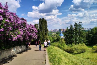 Багато сонця, але без великого тепла: яким буде останній весняний понеділок у Києві