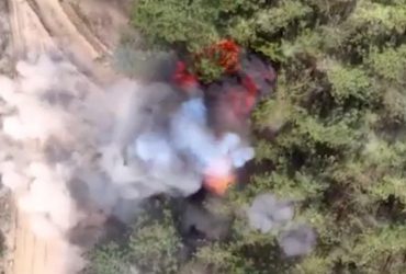 Українські артилеристи показали вибухові кадри роботи по Тюльпану росіян (відео)