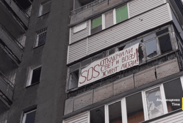 В Мариуполе оккупанты выживают украинцев из квартир, чтобы снести дом (видео)
