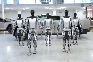 Tesla навчила своїх роботів-гуманоїдів ходити та повторювати за людьми (відео)