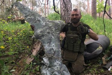 Нацгвардієць приземлив рідкісну ворожу пташку і показав врожай (фото)