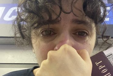 Навмисне поклала квіти до погруддя російського поета Шевченка: у РФ розслідують злочин