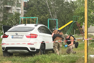 Вибух поруч з дитячим майданчиком: на Одещині замінували автівку підприємця (фото)