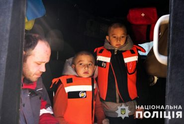 Из-под Авдеевки эвакуировали двух маленьких близнецов: родители до последнего были против