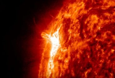 Giant sunspots turn towards Earth: magnetic storms expected (video)